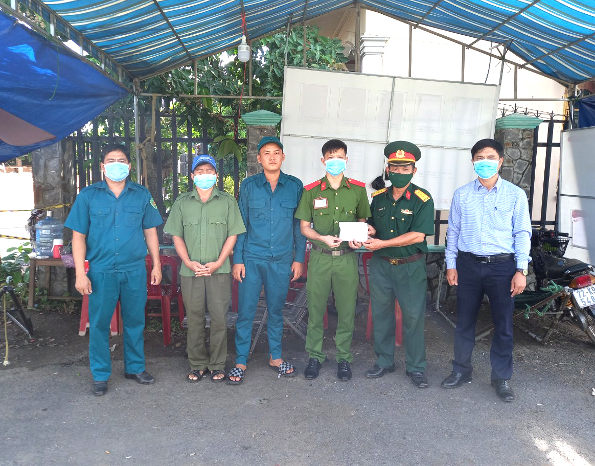 Đại diện Ban CHQS huyện Xuyên Mộc trao quà cho lực lượng làm nhiệm vụ tại các chốt phong tỏa ở xã Phước Tân.