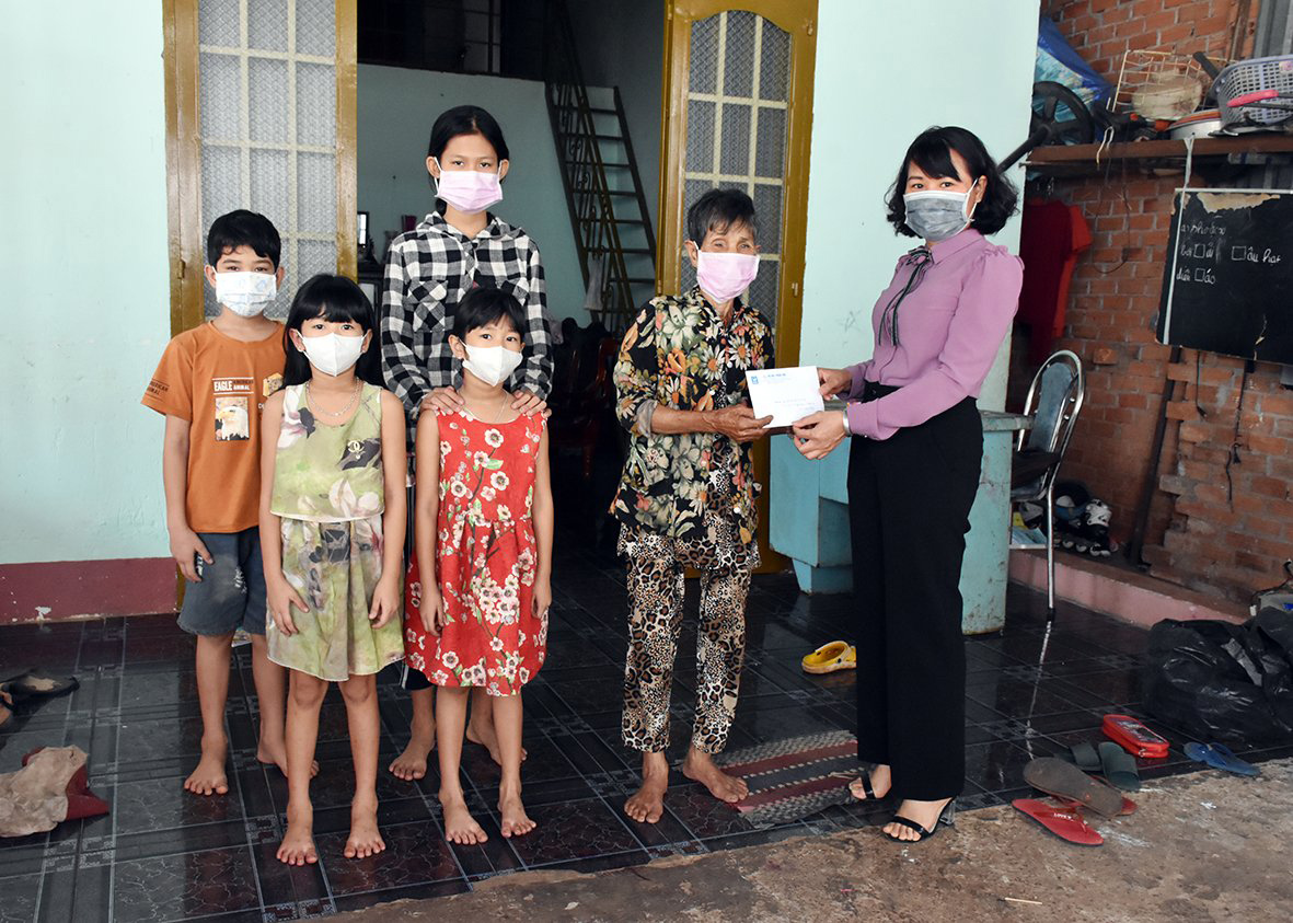 Đoàn Công tác Báo BR-VT trao tiền hỗ trợ cho gia đình bà Đỗ Thị Thúy, khu phố 2, thị trấn Ngãi Giao, huyện Châu Đức.