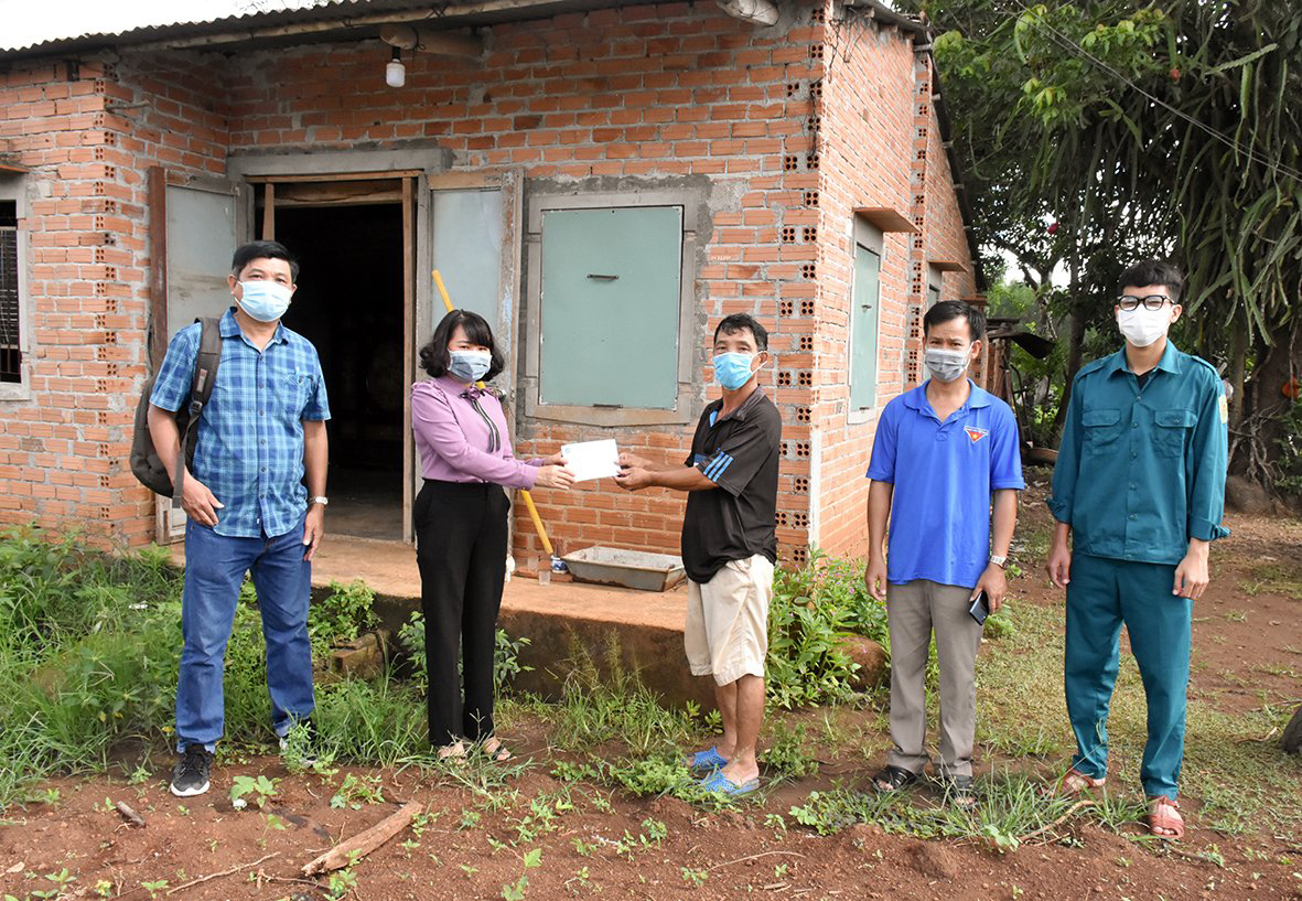 Đoàn Công tác Báo BR-VT trao tiền hỗ trợ cho ông Trần Văn Khâm, chồng bà Nguyễn Thị Nhân, thôn Phước An, xã Đá Bạc, huyện Châu Đức.