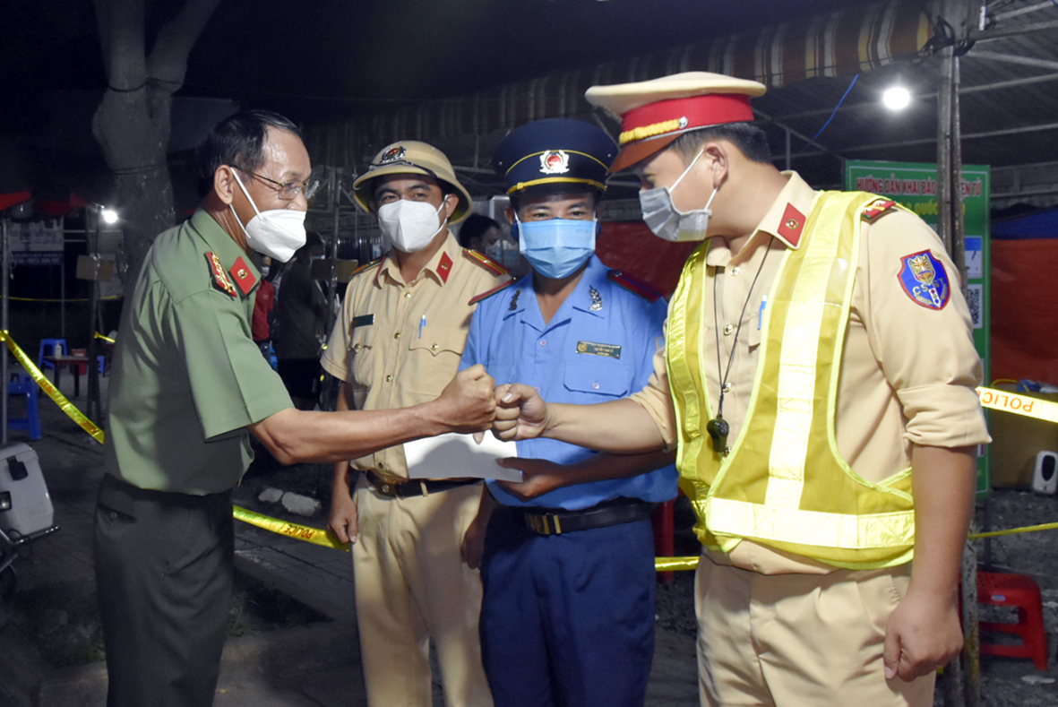 Đại tá Bùi Văn Thảo, Giám đốc Công an tỉnh động viên lực lượng làm nhiệm vụ tại Tổ kiểm soát ô tô trên QL51. 
