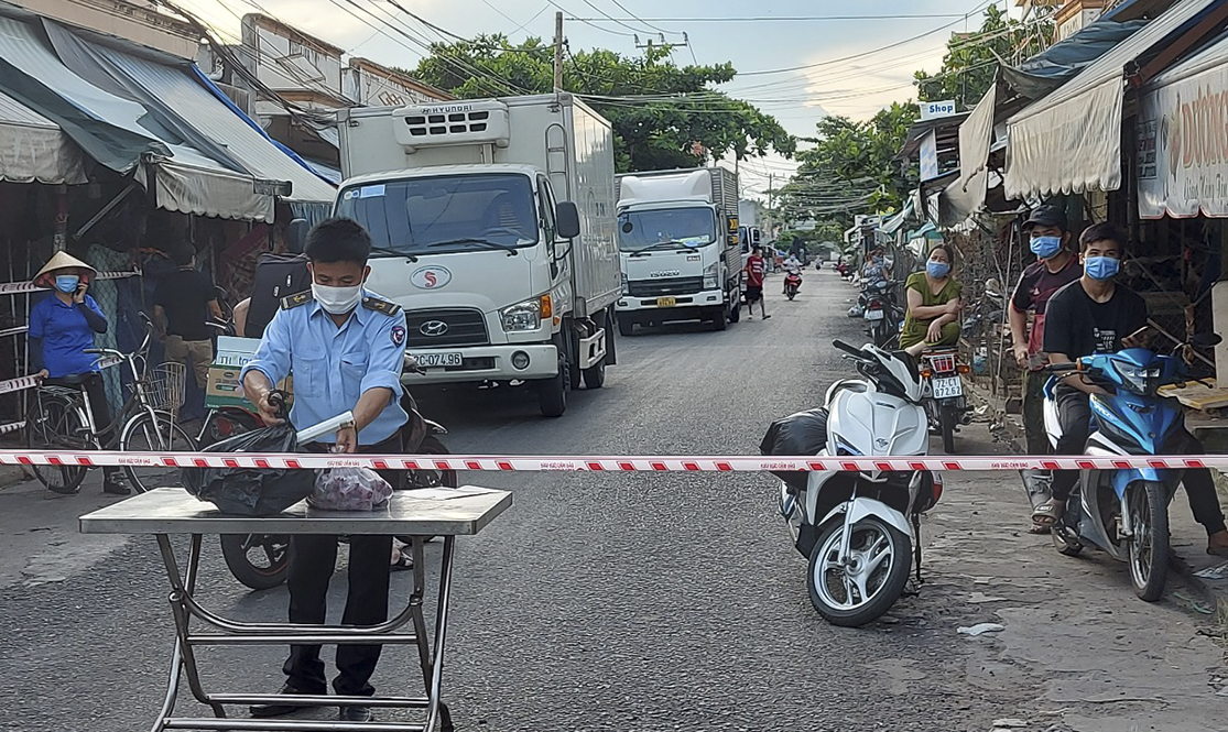 Liên quan đến trường hợp mắc COVID-19 tại Cảng cá Cát Lở, sáng 12/7, TP.Vũng Tàu ghi nhận thêm 2 ca mới tại khu vực này. Trong ảnh: Cảng cá Cát Lở bị phong tỏa do liên quan đến ca mắc COVID-19.