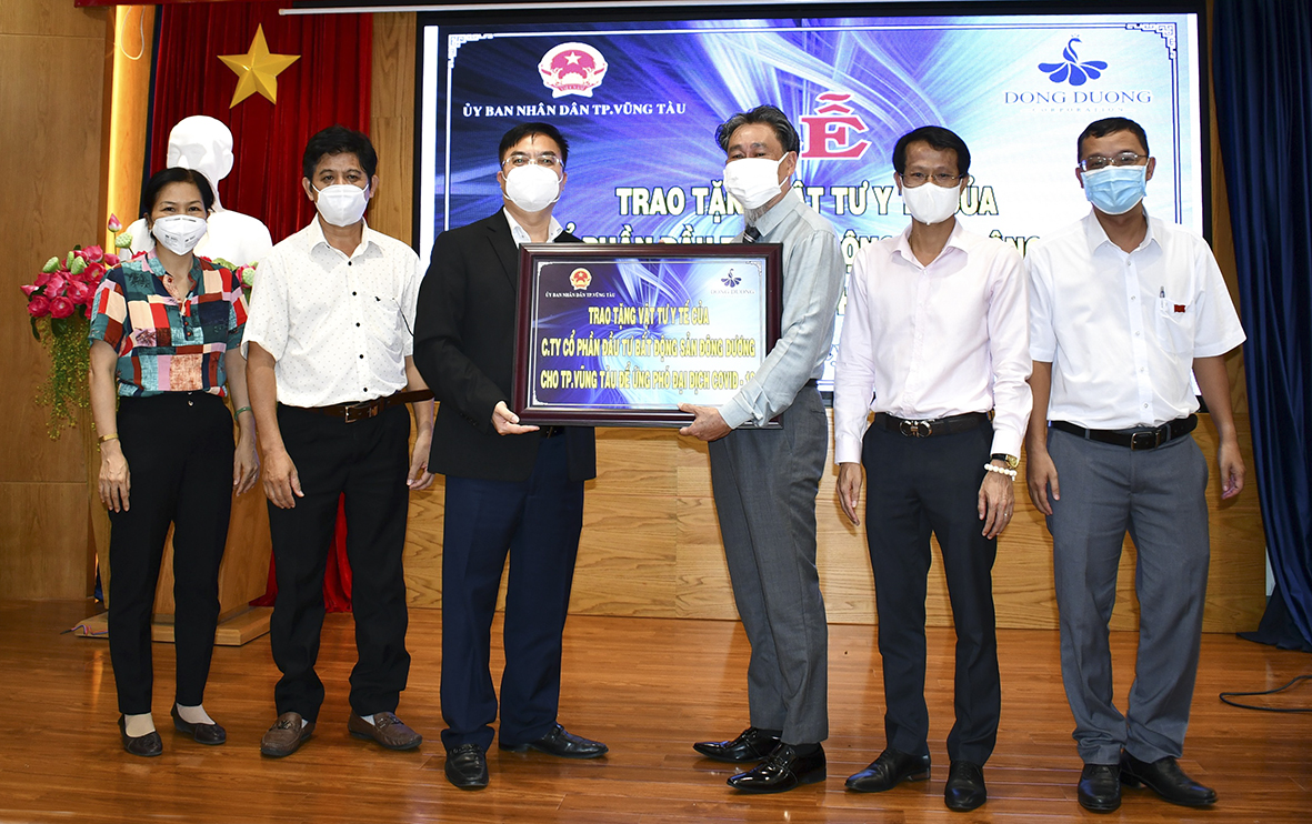 Công ty CP Đầu tư bất động sản Đông Dương tặng vật tư y tế giúp TP.Vũng Tàu phòng, chống dịch.