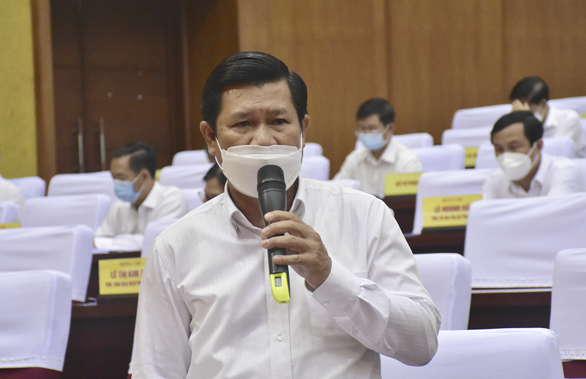Ông Nguyễn Văn Xinh, Ủy viên Ban Thường vụ, Trưởng Ban Tuyên giáo Tỉnh ủy báo cáo về công tác thông tin, tuyên truyền trên địa bàn tỉnh trong 6 tháng đầu năm 2021 tại Hội nghị.