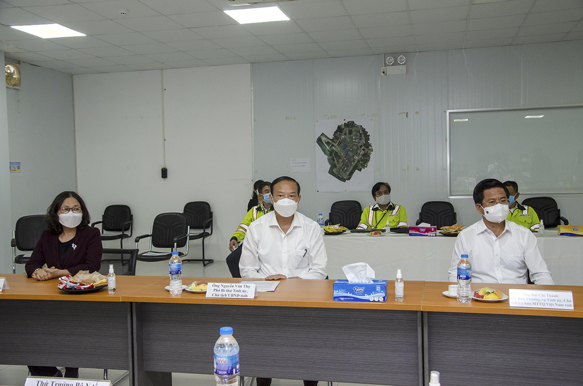 Bà Nguyễn Thị Yến, Phó Bí thư Thường trực Tỉnh ủy, Trưởng Đoàn Đại biểu Quốc hội tỉnh; ông Nguyễn Văn Thọ, Phó Bí thư Tỉnh ủy, Chủ tịch UBND tỉnh; ông Bùi Chí Thành, Ủy viên Ban Thường vụ Tỉnh ủy, Chủ tịch UBMTTQ Việt Nam tỉnh tham dự buổi làm việc tại Công ty TNHH Hóa dầu Long Sơn Petrochemicals (LSP).