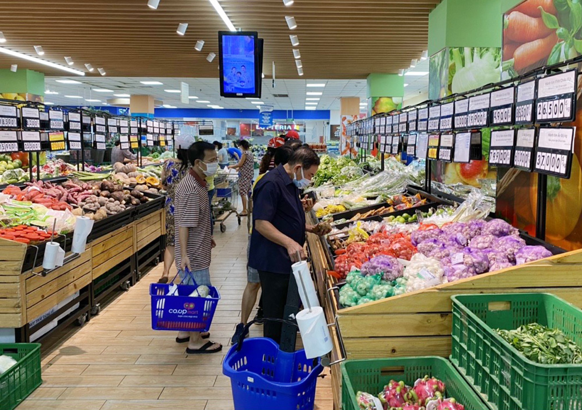 Khách mua sắm mua sắm ở Co.opMart Vũng Tàu, chiều 12/7. Ảnh: Trà Ngân