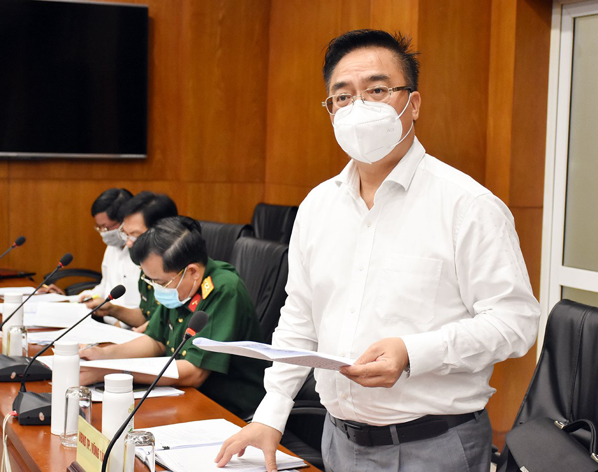 Ông Hoàng Vũ Thảnh, Chủ tịch UBND TP. Vũng Tàu báo cáo các diễn biến mới về dịch COVID-19 trên địa bàn TP. Vũng Tàu và phân tích các giải pháp ứng phó cấp bách để ngăn chặn dịch lây lan.