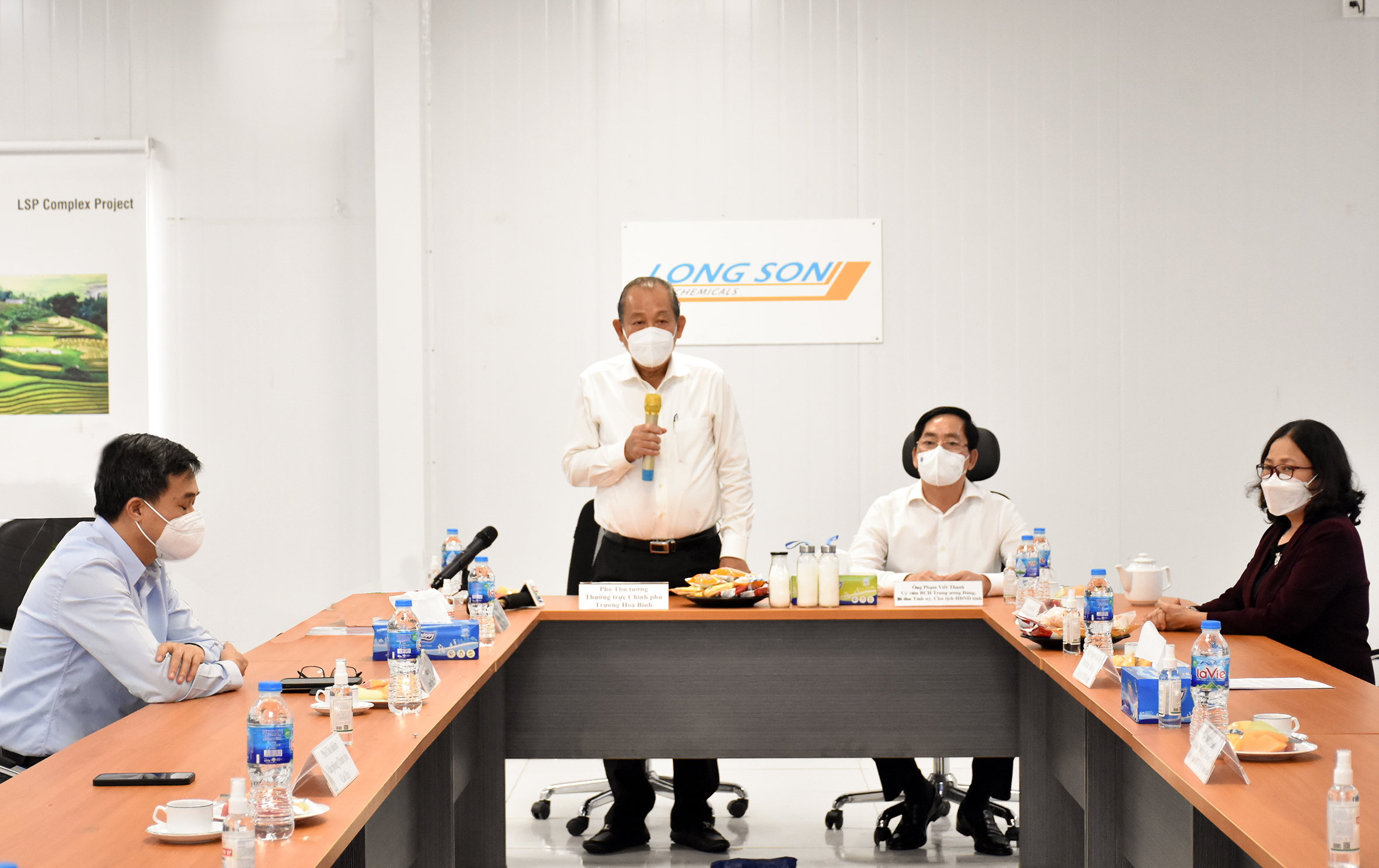 Phó Thủ tướng Thường trực Chính phủ Trương Hòa Bình phát biểu tại buổi làm việc với Công ty TNHH Hóa dầu Long Sơn Petrochemicals. Ảnh: MẠNH THẮNG