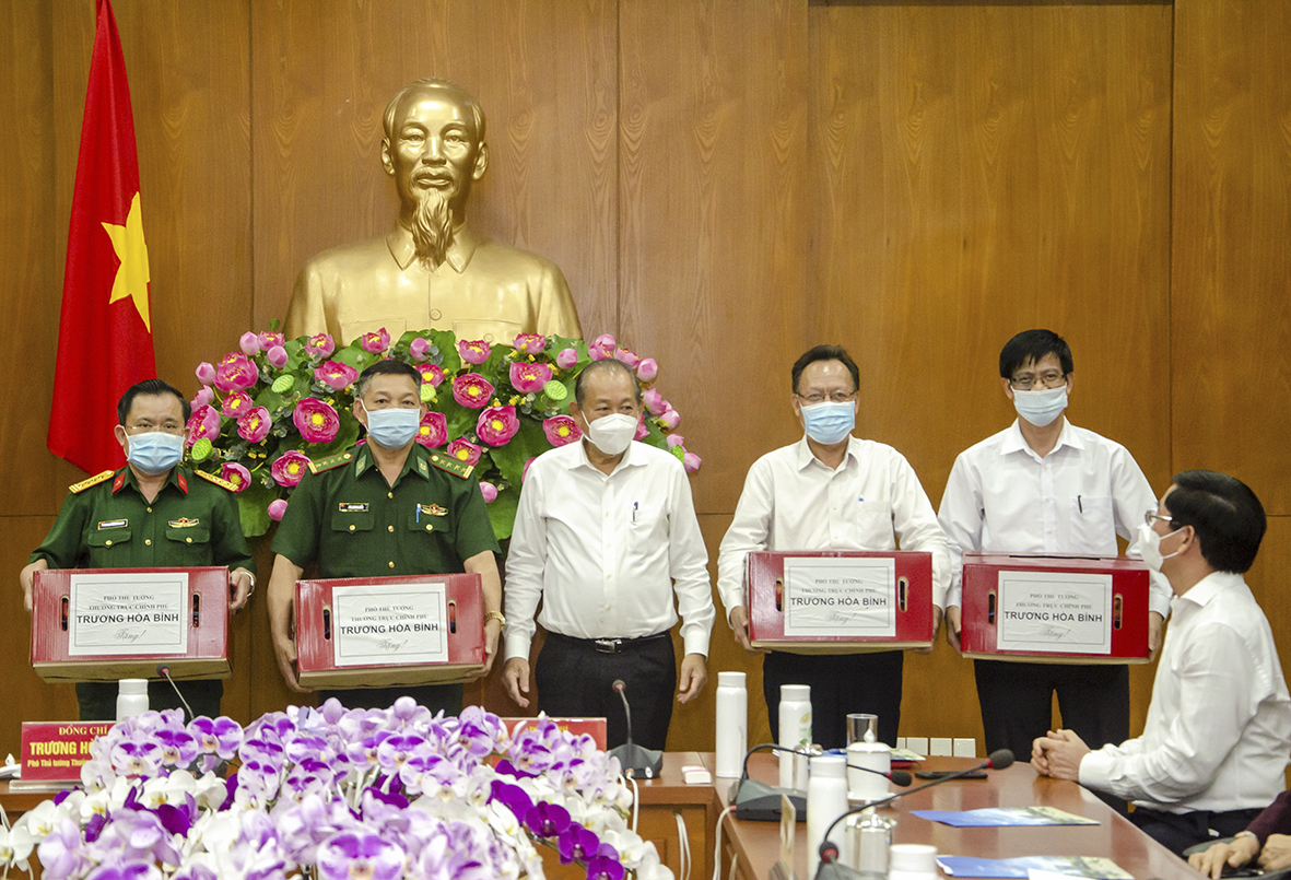 Phó Thủ tướng Thường trực Trương Hòa Bình tặng quà cho các đơn vị, lực lượng làm nhiệm vụ ở tuyến đầu phòng, chống COVID-19 của tỉnh BR-VT. Ảnh: MẠNH THẮNG