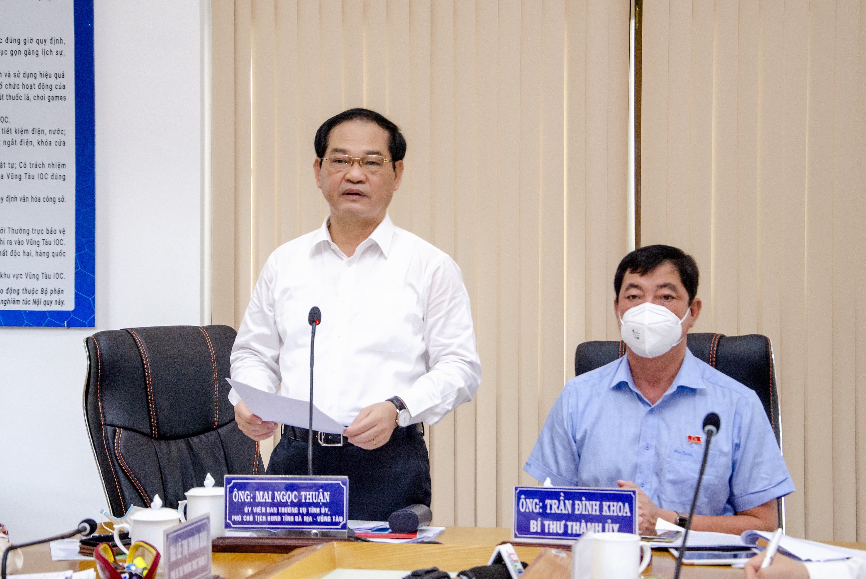 Ông Mai Ngọc Thuận, Ủy viên Ban Thường vụ Tỉnh ủy, Phó Chủ tịch HĐND tỉnh phát biểu tại cuộc họp bàn phương án xét nghiệm trên diện rộng toàn thành phố.