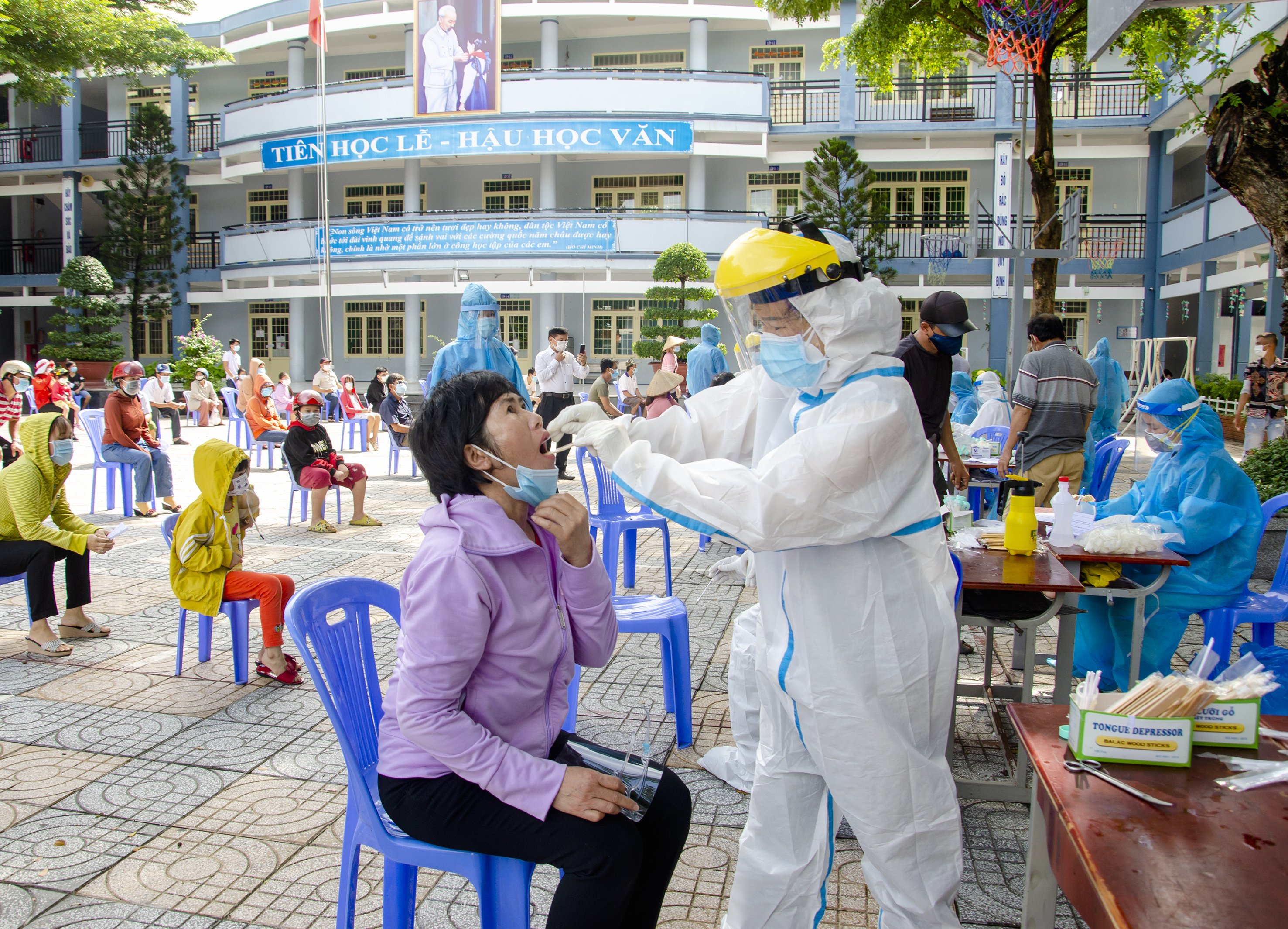 Nhân viên y tế lấy mẫu xét nghiệm COVID-19 cho người dân phường 11, TP. Vũng Tàu sáng 14/7.