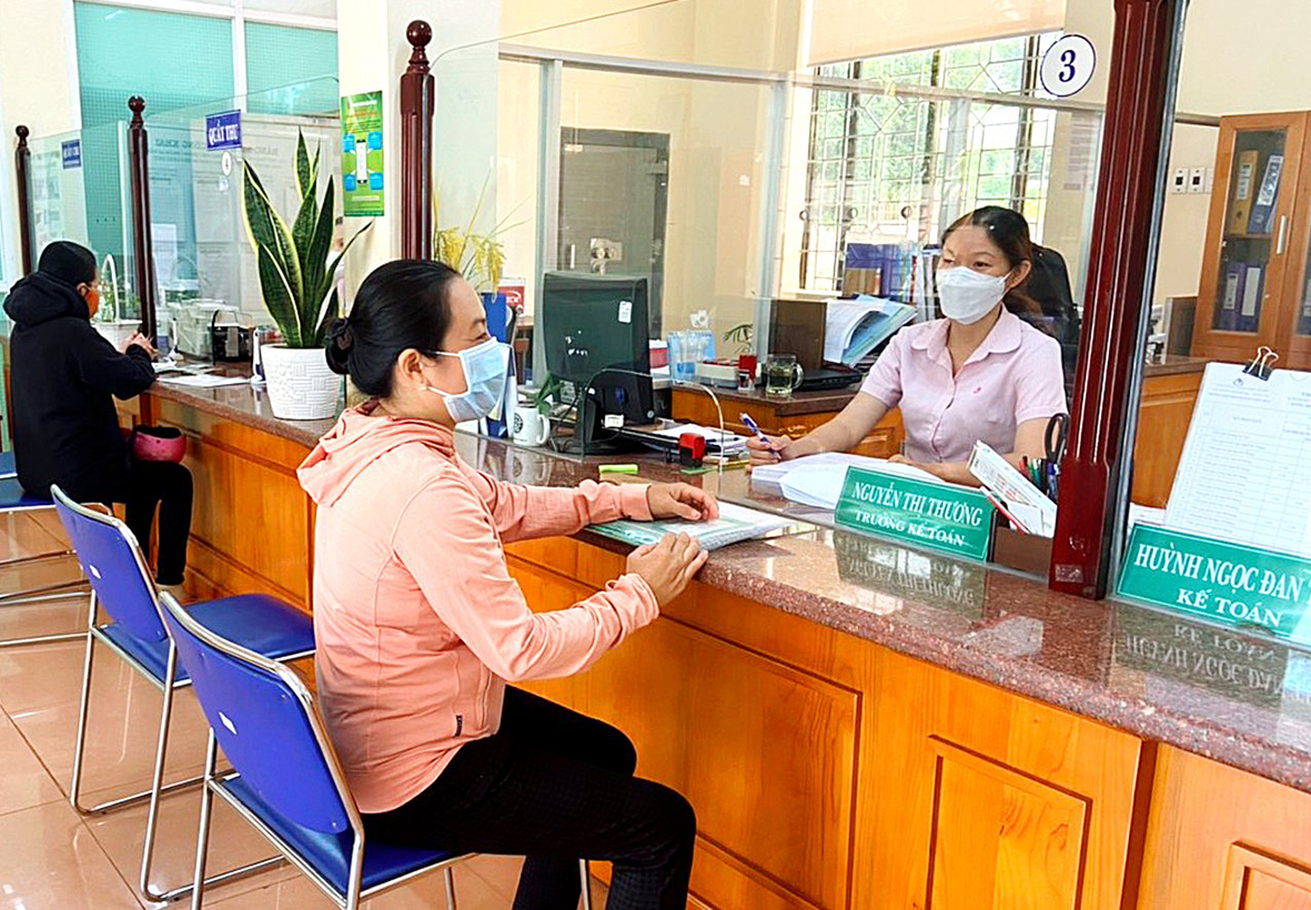 DN, người sử dụng lao động tìm hiểu thủ tục vay vốn tại NHCSXH huyện Châu Đức.