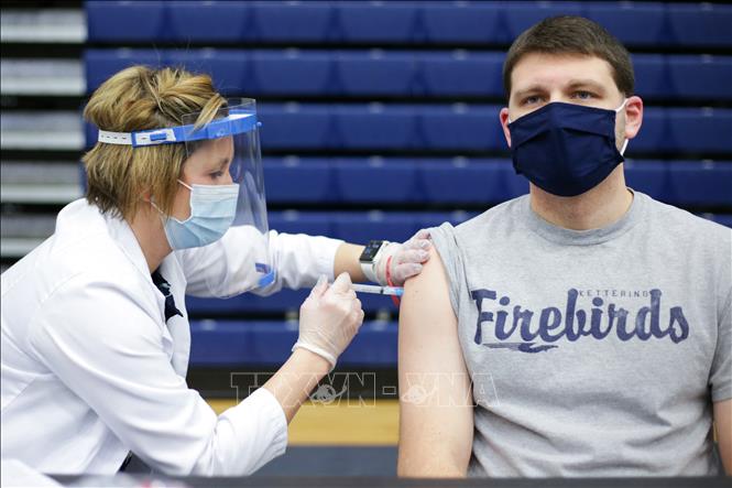 Tiêm vaccine ngừa COVID-19 cho người dân tại bang Ohio, Mỹ ngày 10/2/2021.
