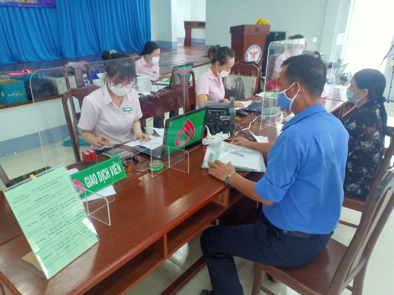 Khách hàng giao dịch tại NHCSXH tỉnh.