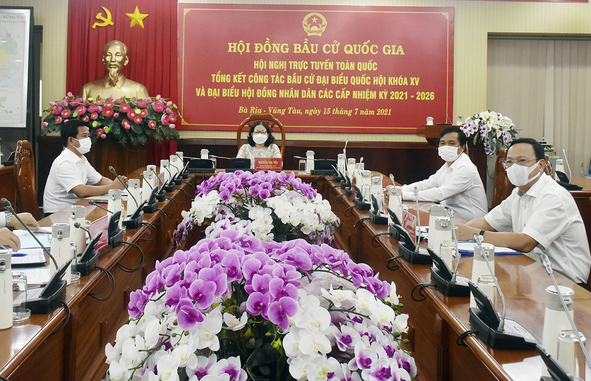 Bà Nguyễn Thị Yến, Phó Bí thư Thường trực Tỉnh ủy, Trưởng Đoàn ĐBQH tỉnh và các đại biểu tham dự Hội nghị tại điểm cầu  BR-VT. Ảnh: MINH THIÊN