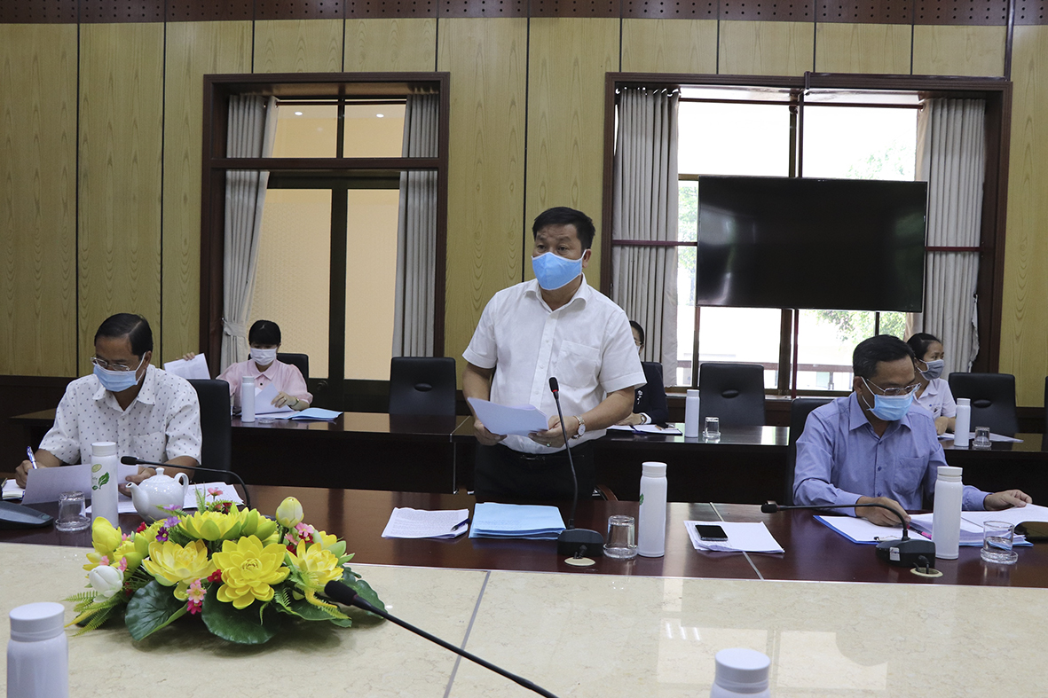 Ông Phạm Văn Quyền, Phó chủ tịch UBND huyện Châu Đức báo cáo với lãnh đạo tỉnh về công tác phòng, chống dịch của các DN trong KCN trên địa bàn huyện.