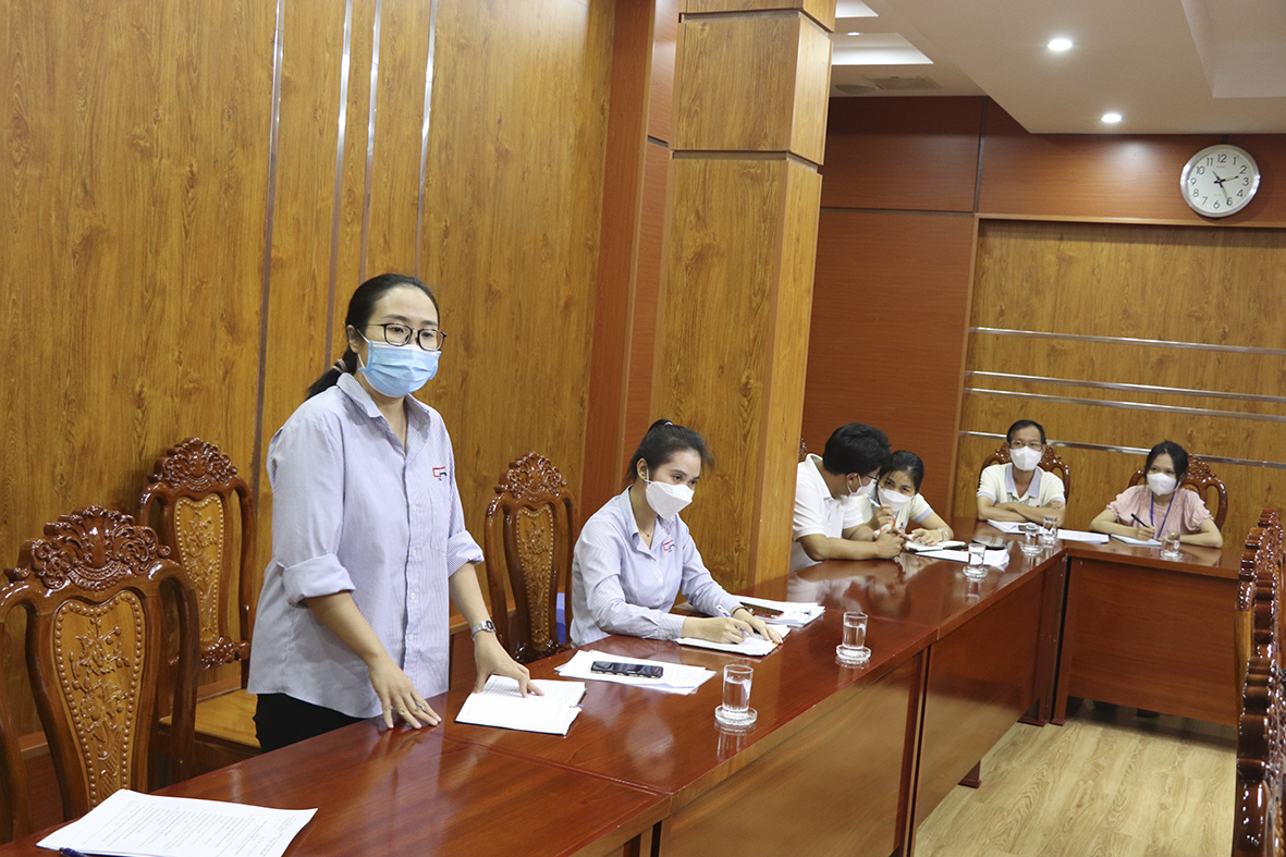Bà Hoàng Thị Duy Hạnh (đại diện Công ty TNHH C&H Tech – KCN Đất Đỏ 1) kiến nghị với UBND tỉnh sớm phân phân bổ vắc xin tiêm người lao động tại các DN.
