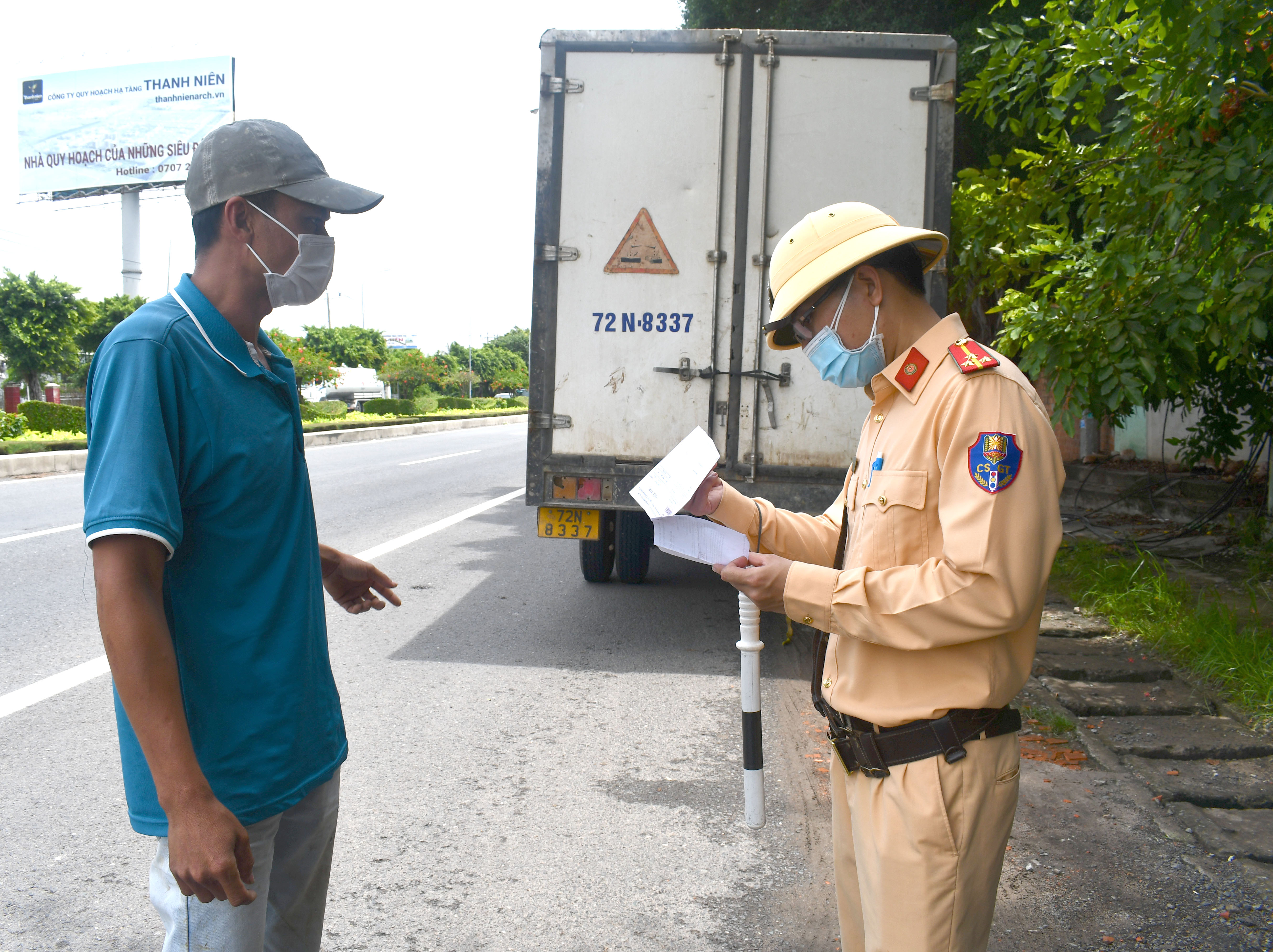 Lực lượng CSGT tại chốt kiểm tra y tế khu vực cầu Cỏ May (phường 12, TP. Vũng Tàu) kiểm tra giấy xét nghiệm âm tính COVID-19 một tài xế xe tải khi phương tiện qua chốt.