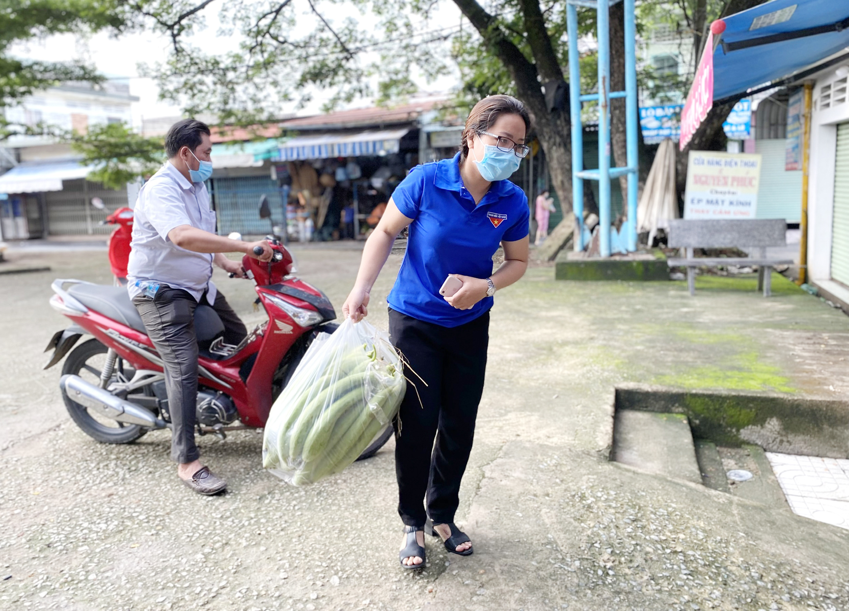 Tiếp tế rau xanh phục vụ bà con khu cách ly.