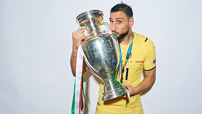 Gianluigi Donnarumma là thủ môn thứ 2 được bầu là cầu thủ xuất sắc nhất EURO, sau Peter Schmeichel ở EURO 1992.