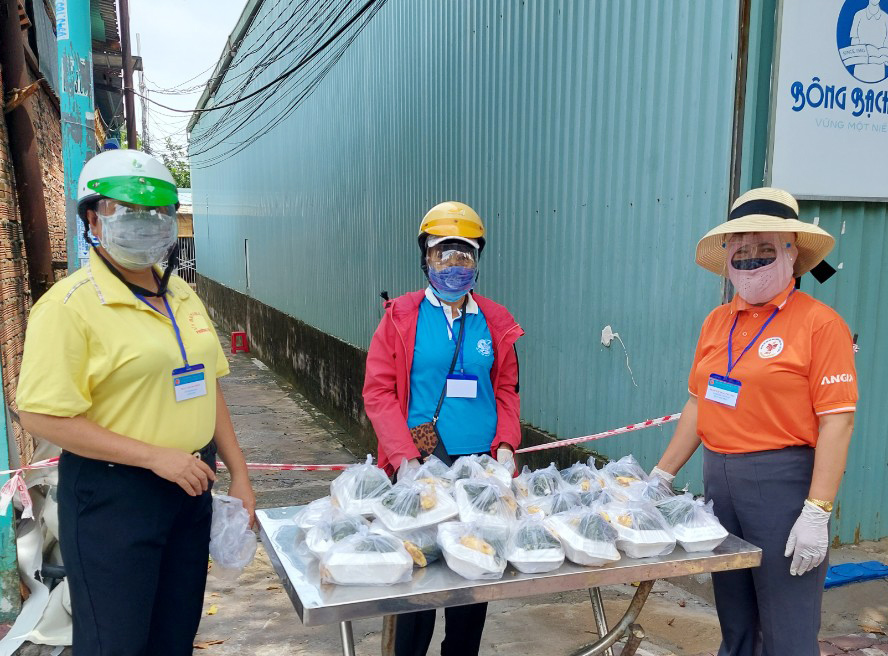 Hội viên Chi hội Phụ nữ khu phố 2 (Hội LHPN phường Thắng Tam) nấu cơm phục vụ người dân ở hẻm 219, Võ Thị Sáu.