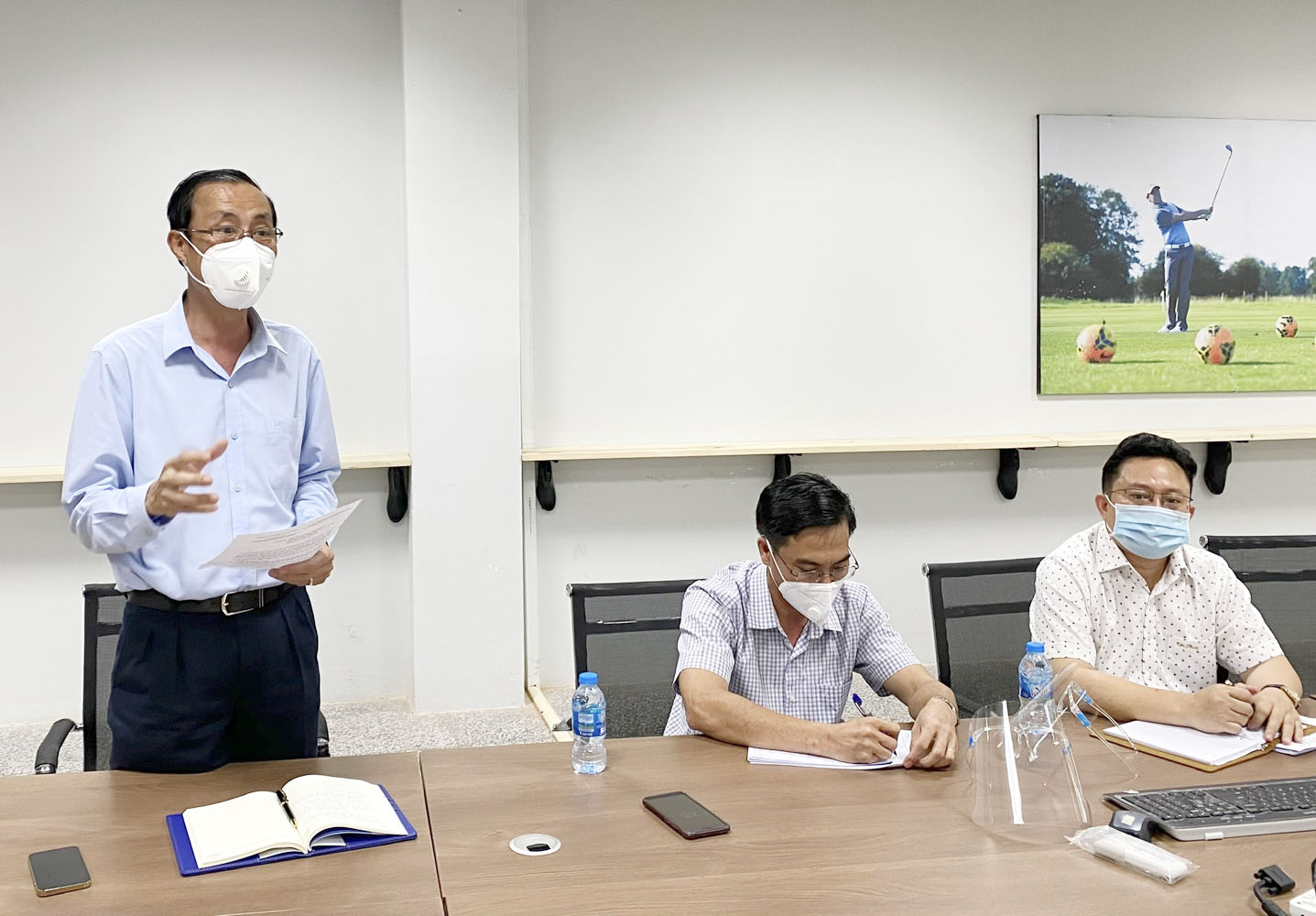 -	Ông Nguyễn Văn Thắm, Chủ tịch UBND, Trưởng BCĐ Phòng, chống dịch COVID-19 TX. Phú Mỹ phát biểu trong buổi làm việc với Công ty TNHH Quốc tế All Wells về công tác phòng dịch.
