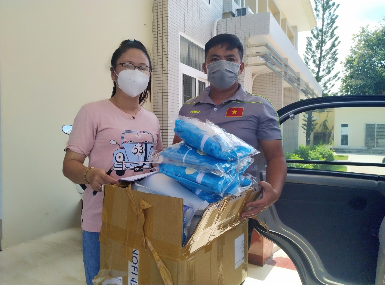 Nhân viên xã Bàu Lâm nhận vật tư, trang thiết bị bảo hộ y tế phòng, chống COVID-19 