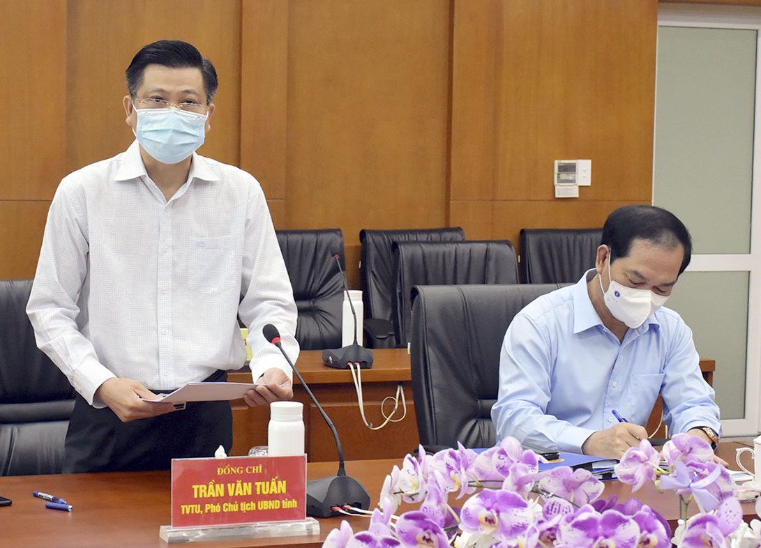 Ông Trần Văn Tuấn, Phó Chủ tịch UBND tỉnh, Phó Trưởng Ban Thường trực BCĐ Phòng, chống dịch COVID-19 tỉnh báo cáo công tác phòng, chống dịch trên địa bàn tỉnh.