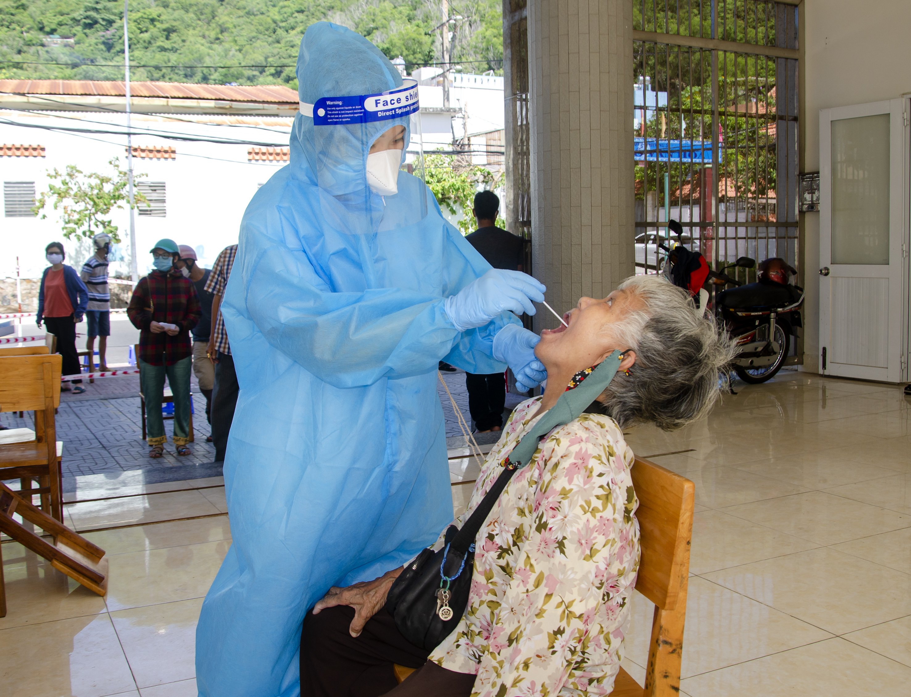 Nhân viên y tế lấy mẫu xét nghiệm COVID-19 cho người dân phường 5, TP. Vũng Tàu sáng 17/7.