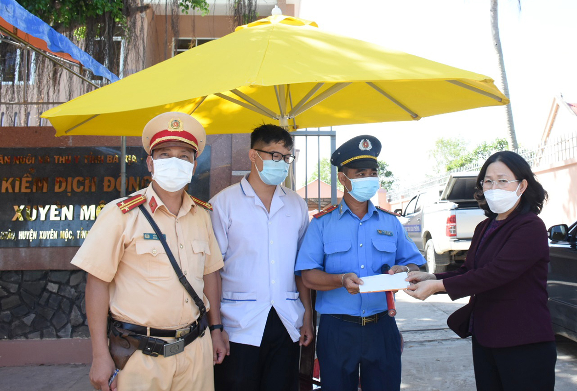Bà Nguyễn Thị Yến, Phó Bí thư Thường trực Tỉnh ủy, Trưởng Đoàn ĐBQH tỉnh đến thăm, kiểm tra tình hình tại chốt kiểm tra liên ngành phòng, chống dịch trên Quốc lộ 55 (địa phận xã Bình Châu, huyện Xuyên Mộc giáp huyện Hàm Tân, tỉnh Bình Thuận).