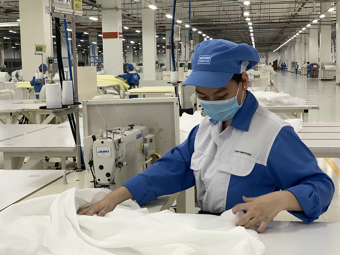 Công nhân Công ty TNHH Nitori BR-VT trong giờ sản xuất.