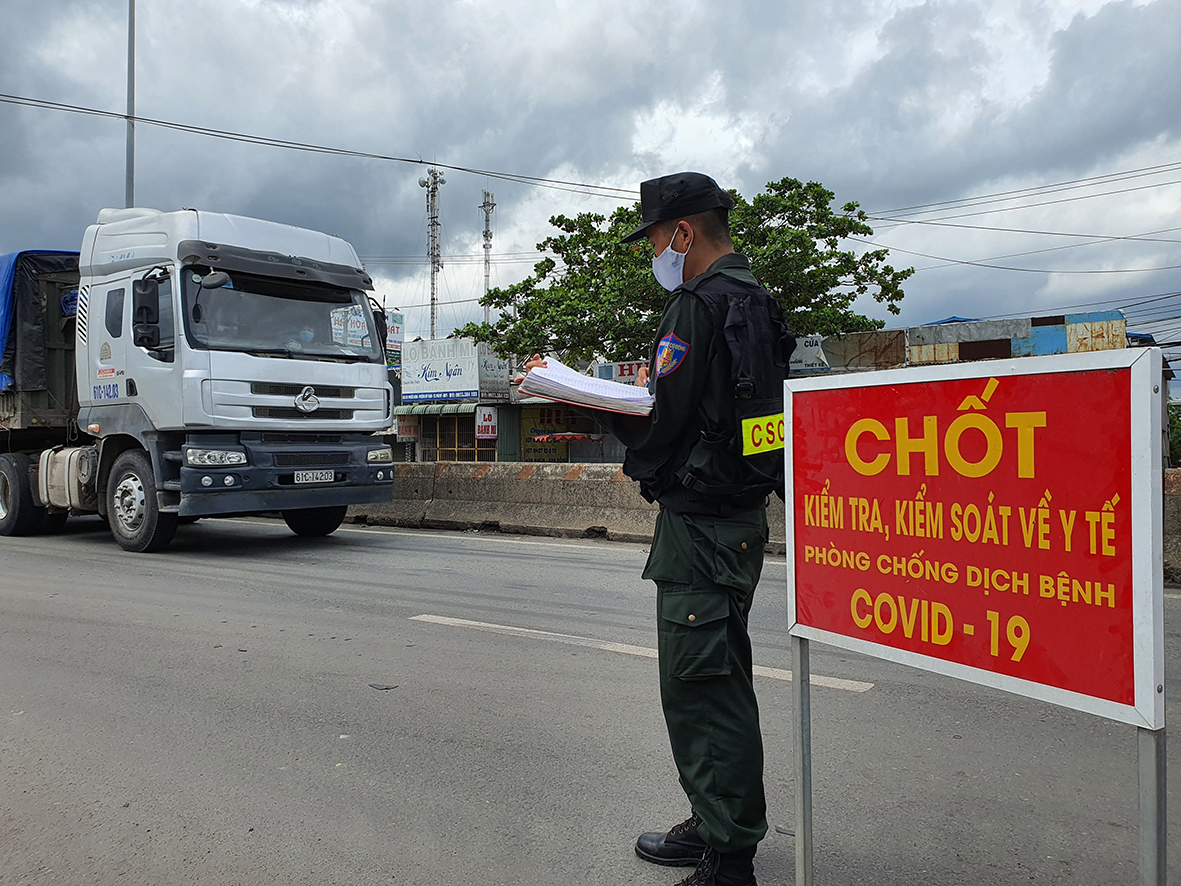 Lực lượng chức năng kiểm tra xe tải vận chuyển hàng hóa ra vào tỉnh tại chốt kiểm tra y tế trên Quốc lộ 51 (TX. Phú Mỹ).