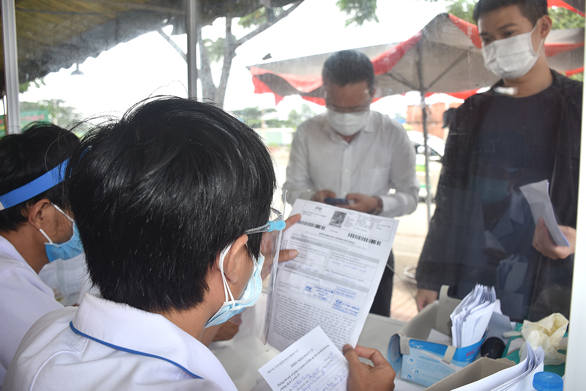 Một tài xế xuất trình giấy xét nghiệm âm tính với COVID-19 tại chốt kiểm tra y tế trên Quốc lộ 51, TX. Phú Mỹ.