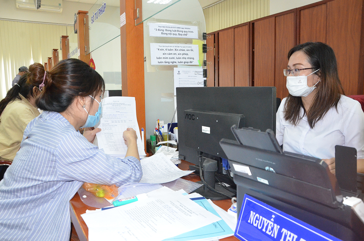 Từ ngày 19/4, Trung tâm phục vụ hành chính công tỉnh tạm dừng tiếp nhận hồ sơ thủ tục hành chính trực tiếp. Trong ảnh: Người dân đến giao dịch tại Trung tâm phục vụ hành chính công tỉnh.