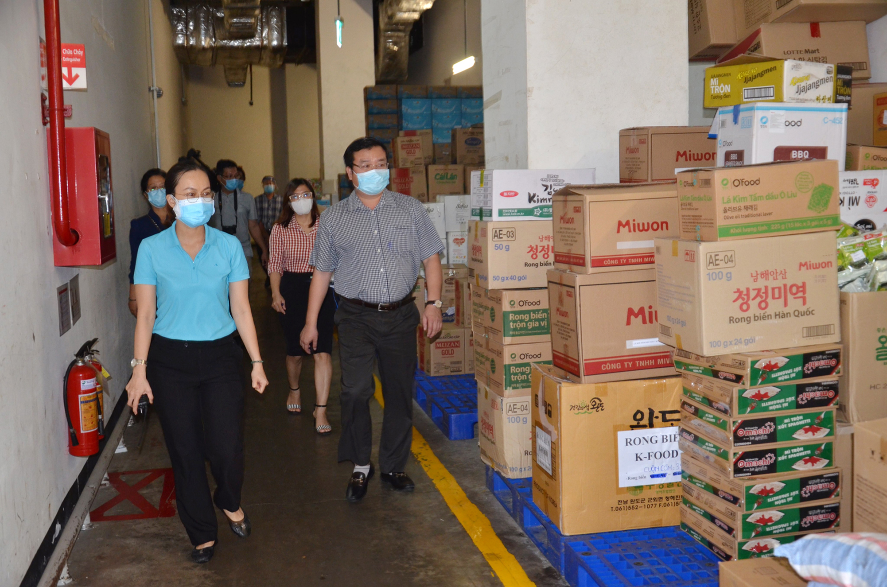 Ông Nguyễn Văn Đồng, Giám đốc Sở Công thương kiểm tra kho dự trữ hàng hóa tại Lotte Mart Vũng Tàu.