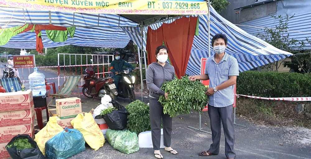 Hội Nông dân huyện Xuyên Mộc trao nhu yếu phẩm của các mạnh thường quân ủng hộ cho khu phong tỏa ấp Thạch Sơn 2A, xã Phước Thuận, huyện Xuyên Mộc.