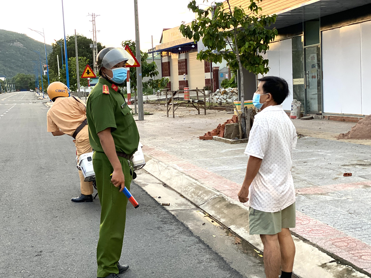 Công an TX.Phú Mỹ yêu cầu 1 người dân ra đường tập thể dục trong ngày đầu thực hiện Chỉ thị 16 về nhà.