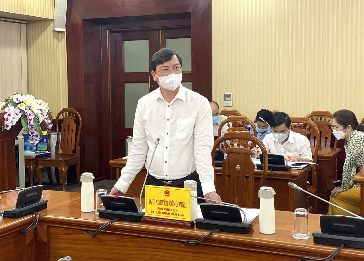 Ông Nguyễn Công Vinh, Phó Chủ tịch UBND tỉnh cung cấp thông tin về đảm bảo an toàn sản xuất tại họp báo.