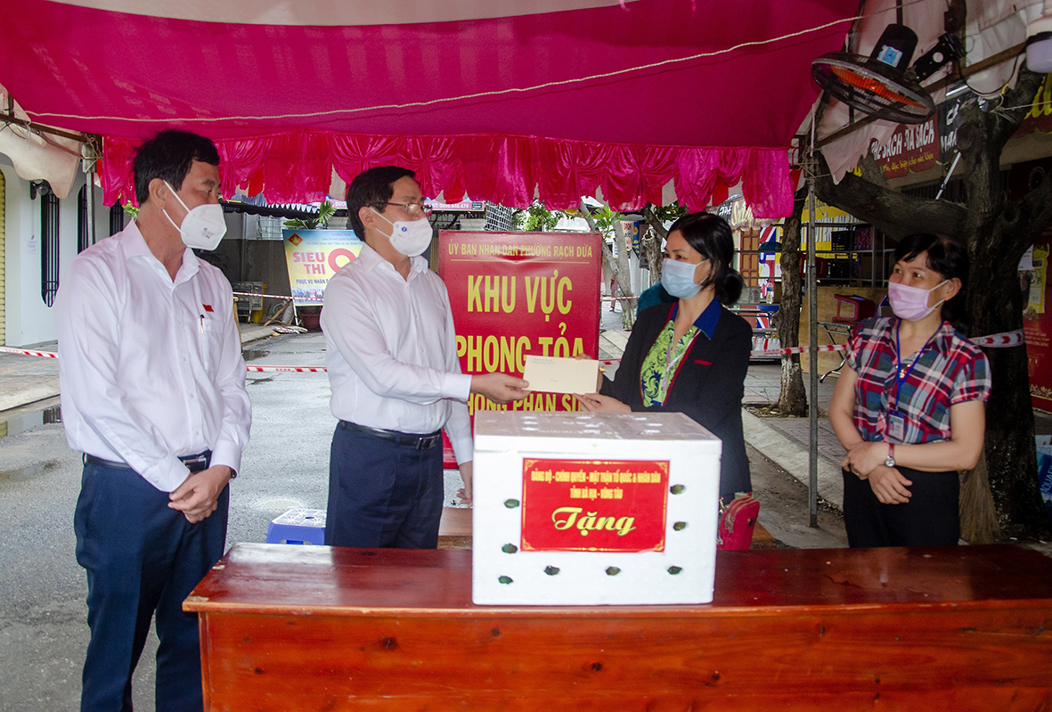 Ông Phạm Viết Thanh, Ủy viên Trung ương Đảng, Bí thư Tỉnh ủy, Chủ tịch HĐND tỉnh (thứ hai từ trái sang) thăm, động viên và tặng quà đại diện lãnh đạo phường Rạch Dừa tại khu phong tỏa tại hẻm 492 đường 30/4.