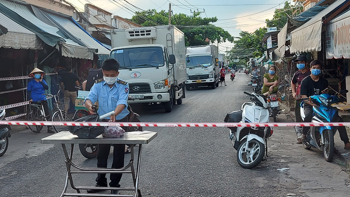 Từ 18 giờ ngày 19/7 đến 6 giờ ngày 20/7 có thêm 1 ca bệnh COVID-19 ghi nhận tại khu vực phong tỏa Cảng cá Cát Lở, TP. Vũng Tàu. Trong ảnh: Khu vực phong tỏa Cảng cá Cát Lở, TP. Vũng Tàu. Ảnh: TUYẾT MAI
