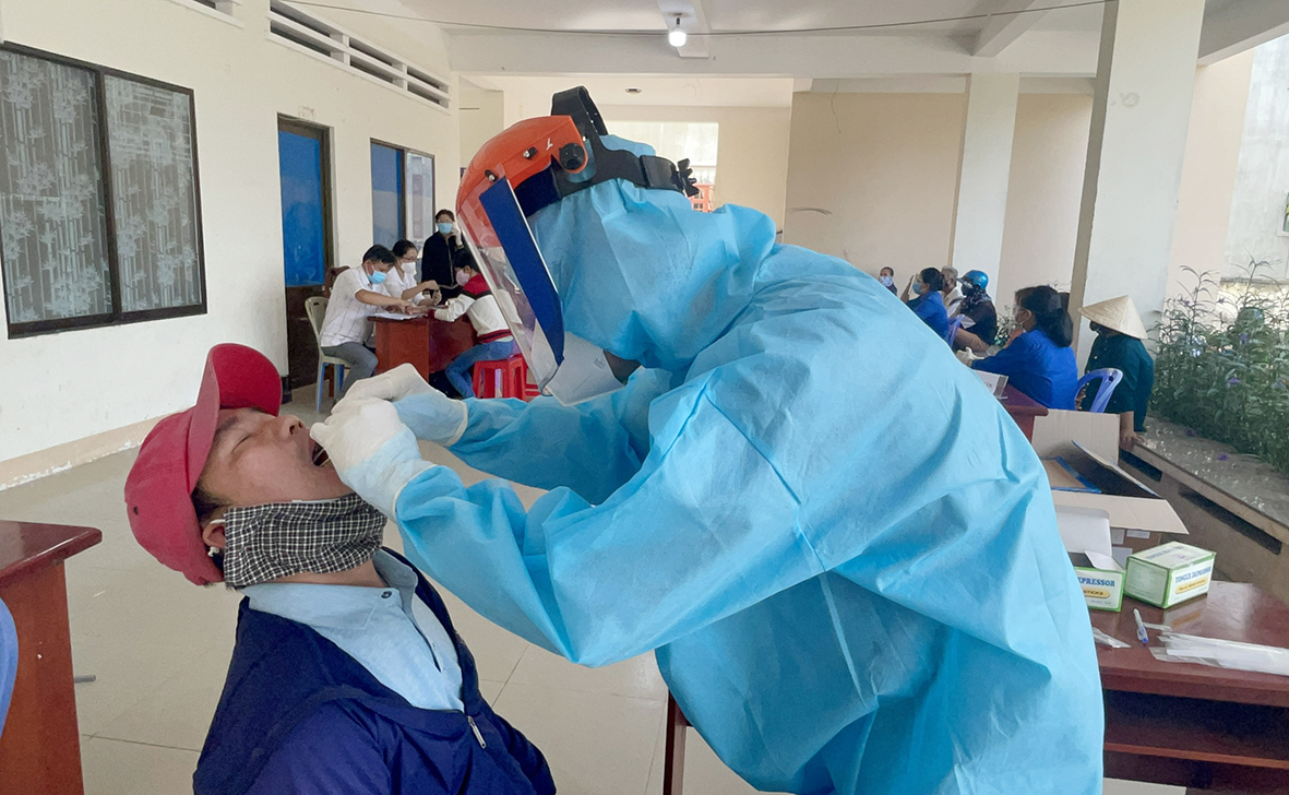 Lực lượng y tế huyện Long Điền lấy mẫu xét nghiệm cho người dân trên địa bàn. Ảnh: NGUYỄN TUYỀN.