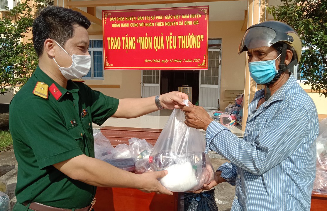 Cán bộ, chiến sĩ Ban Chỉ huy Quân sự huyện Châu Đức trao quà cho người dân xã Bàu Chinh trong chương trình “Món quà yêu thương – giúp dân vượt khó”.