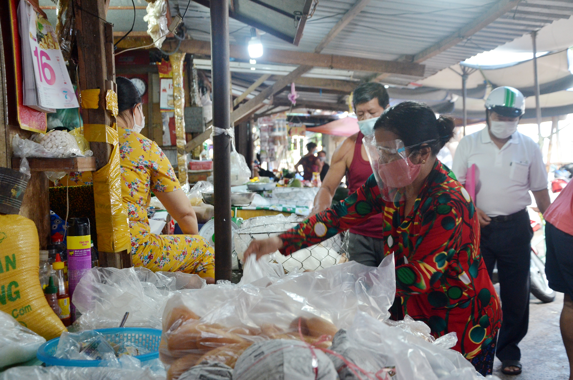 Người dân mua sắm tại chợ Phường 1, sáng 20/7.