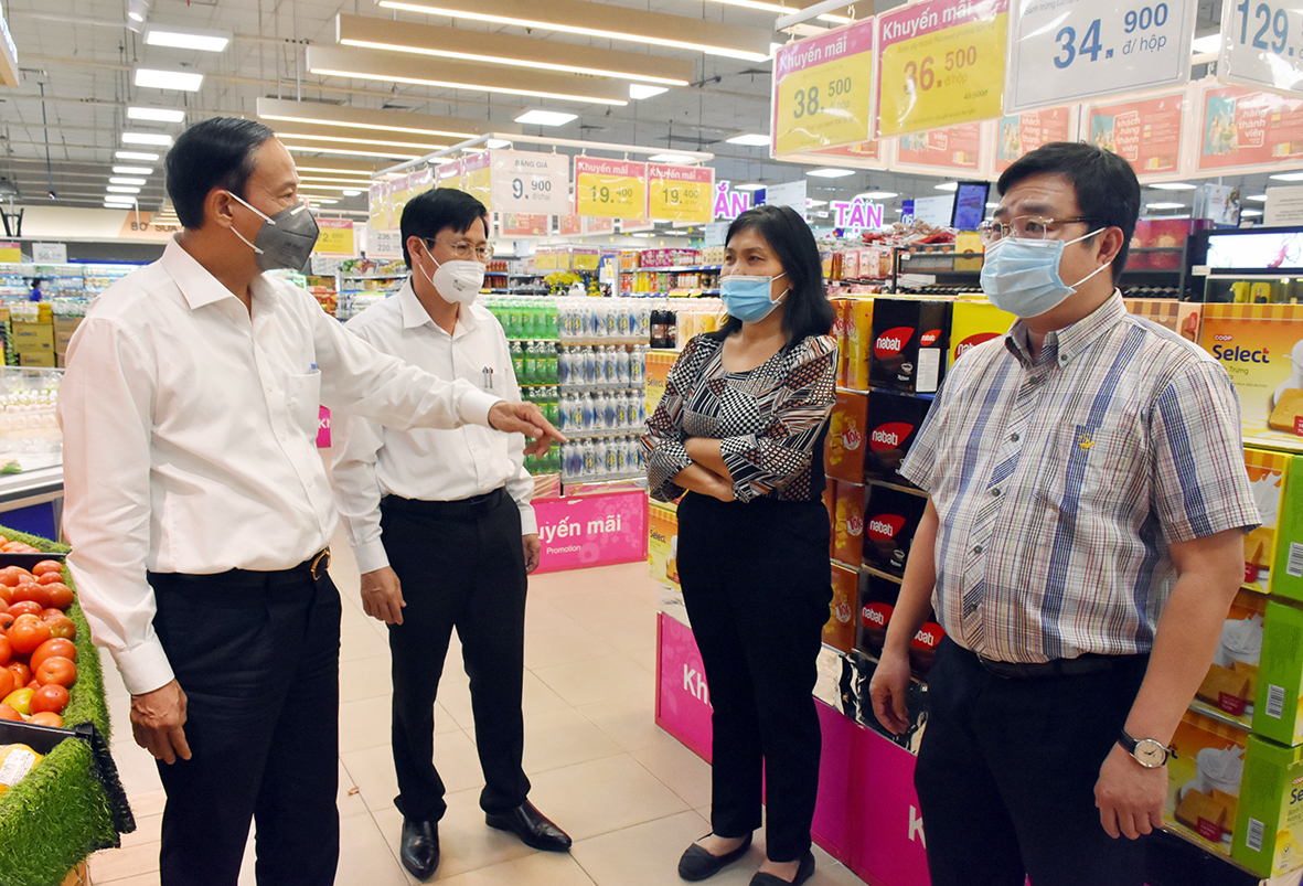 Ông Nguyễn Văn Thọ, Chủ tịch UBND tỉnh (thứ nhất từ trái qua) trao đổi với đại diện Siêu thị Coop Mart Bà Rịa (TP. Bà Rịa) về tình hình cung ứng nhu yếu phẩm.