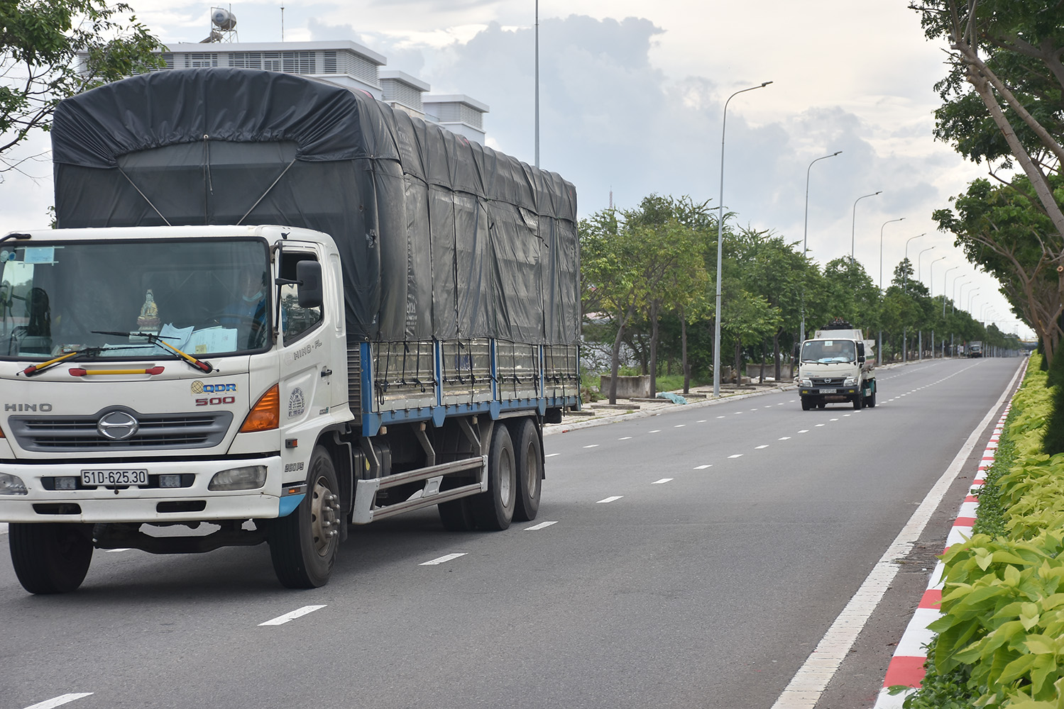 Xe tải vận chuyển hàng hóa đi trên luồng xanh vận tải (Quốc lộ 55) qua địa bàn tỉnh.