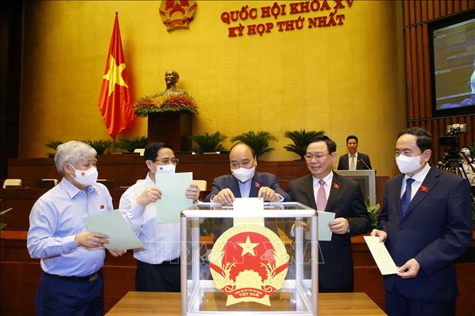 Chủ tịch nước Nguyễn Xuân Phúc, Thủ tướng Phạm Minh Chính, Chủ tịch Quốc hội Vương Đình Huệ, Phó Chủ tịch Thường trực Quốc hội Trần Thanh Mẫn và Chủ tịch Ủy ban Trung ương MTTQ Việt Nam Đỗ Văn Chiến bỏ phiếu bầu. Ảnh: TTXVN