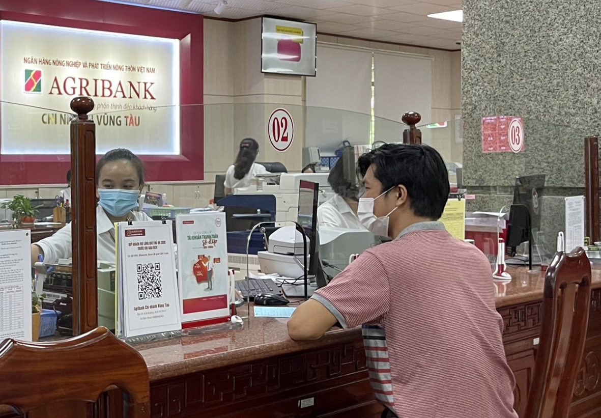 Khách hàng giao dịch tại Agribank, Chi nhánh Vũng Tàu.