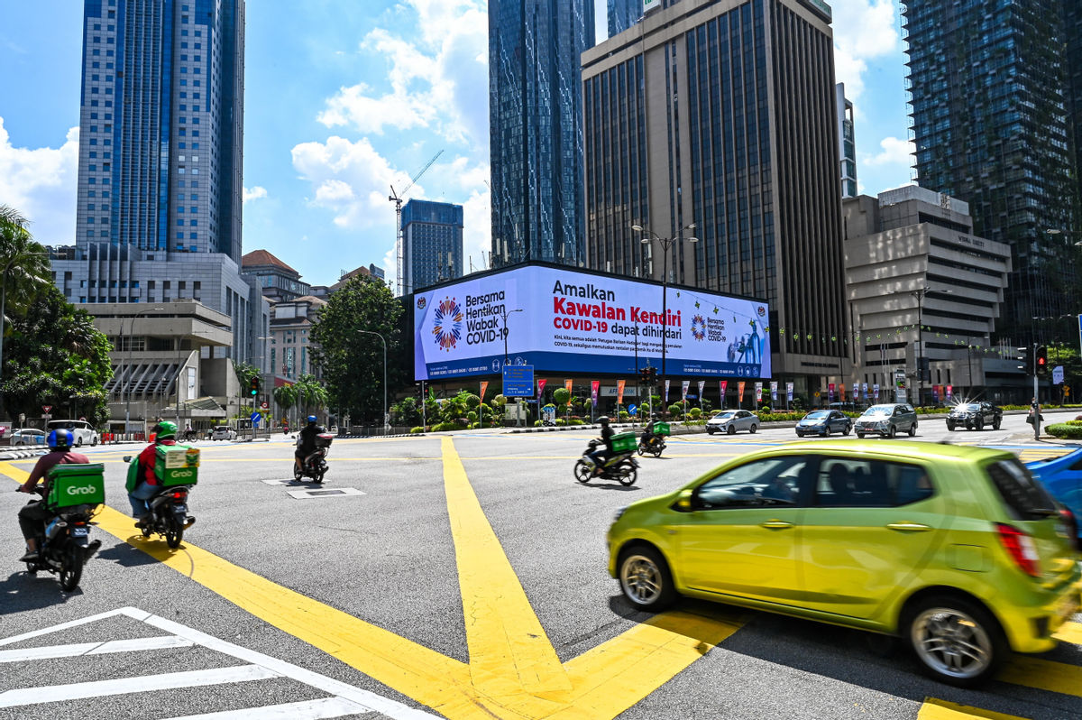 Cảnh vắng vẻ trên đường phố thủ đô Kuala Lumpur, Malaysia khi lệnh phong tỏa toàn quốc được áp đặt nhằm phòng ngừa dịch COVID-19 lây lan.
