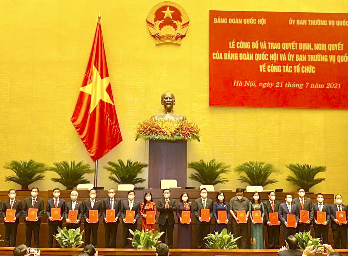 Chủ tịch Quốc hội Vương Đình Huệ trao Nghị quyết phê chuẩn kết quả bầu các Trưởng Đoàn ĐBQH khóa XV, nhiệm kỳ 2021-2026. Ảnh: CHÂU VŨ