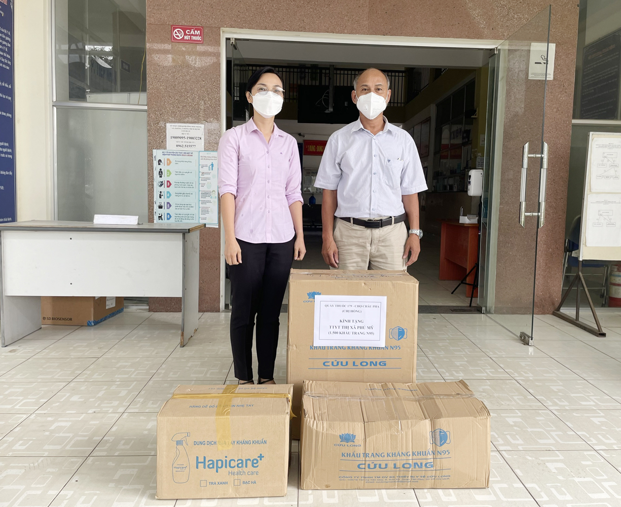 Bà Ngô Thanh Thảo, Bí thư Đảng ủy xã Sông Xoài, TX.Phú Mỹ đại diện gia đình trao khẩu trang N95 tặng Trung tâm Y tế TX. Phú Mỹ.