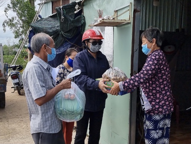 Đại diện phường Tân Phước trao quà cho một hộ khó khăn trên địa bàn.